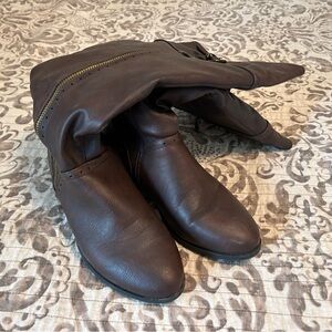 Wide calf brown fur lined boots. Very gentle worn, 6x.